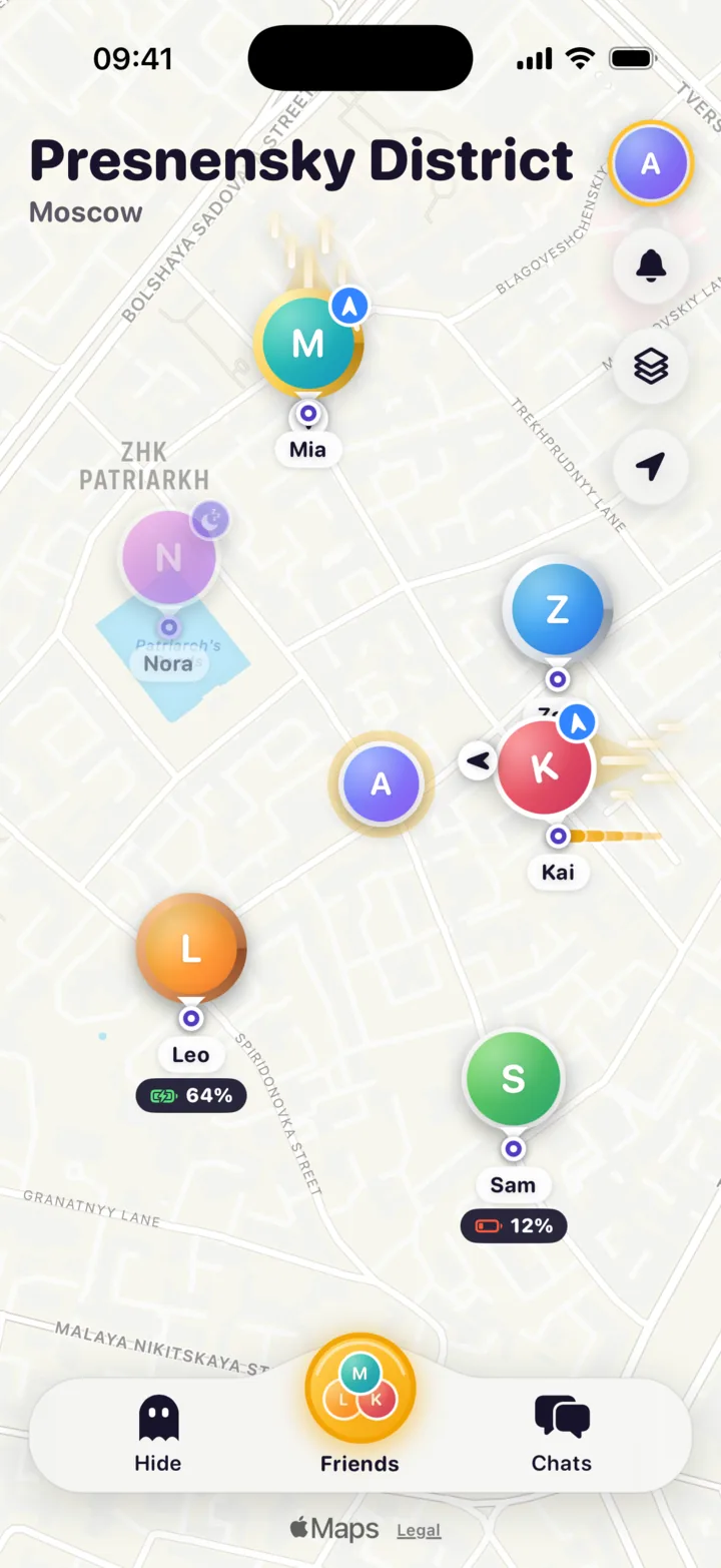 Peekaroo on iPhone: friends on a map of central Moscow, two of them on the move, one asleep, one with a low battery